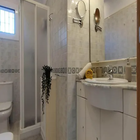 Quiet Escape With Stunning Sea Views *